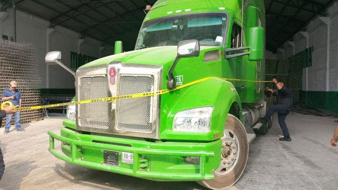 Localizan sin vida a conductor dentro de su tráiler 