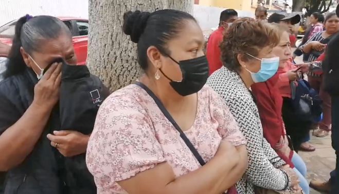 Con lágrimas piden apoyo sin ser escuchadas por funcionarios del H. Ayuntamiento de SCLC.