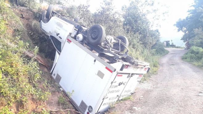 Volcadura deja da&ntilde;os materiales en Zinacant&aacute;n