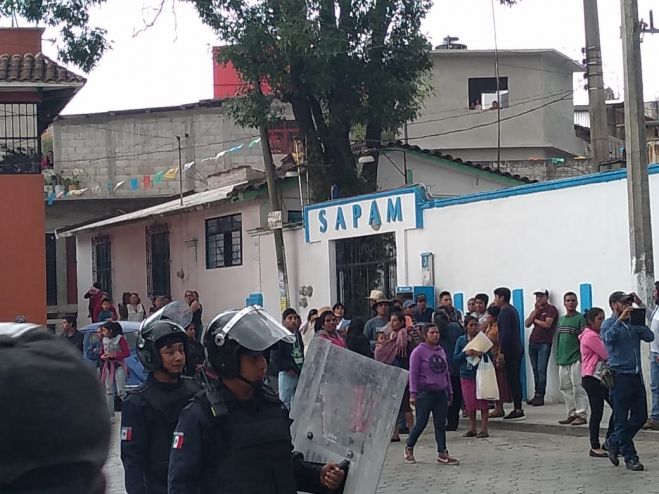 Inconformes toman instalaciones del Sapam y retienen a dos funcionarios