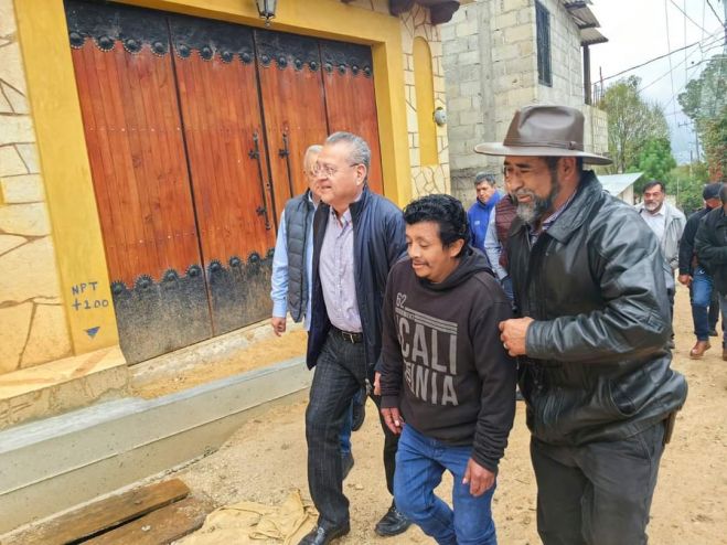 ALCALDE MDO SUPERVISA OBRA EN COMPAÑIA DE VECINOS DEL BARRIO DE CUXTITALI