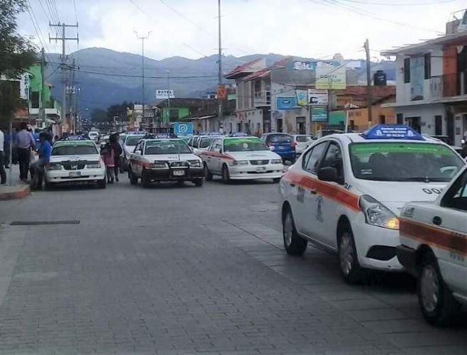 Motonetos golpean y asaltan a taxista