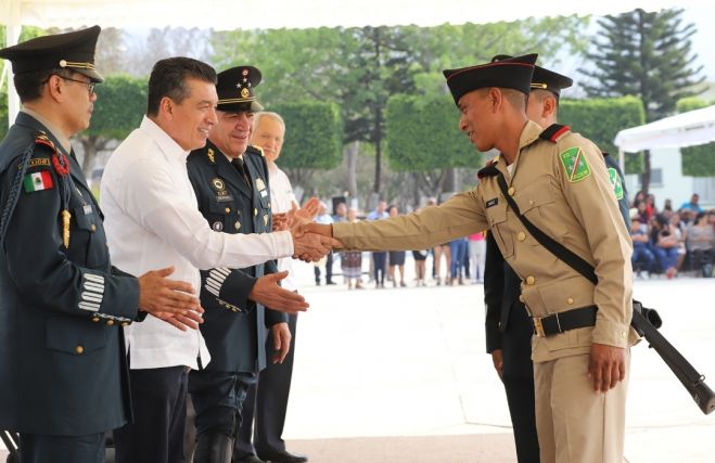Entrega Rutilio Escandón cartillas del Servicio Militar Nacional a 100 jóvenes de Chiapas y Tabasco